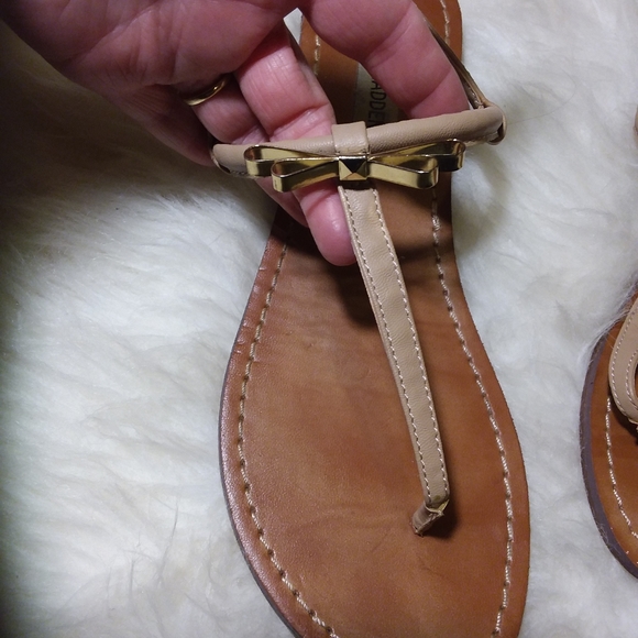 Steve Madden flat sandals.  EUC - Picture 2 of 5